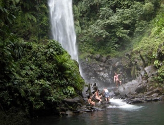 Jugando en las cascadas